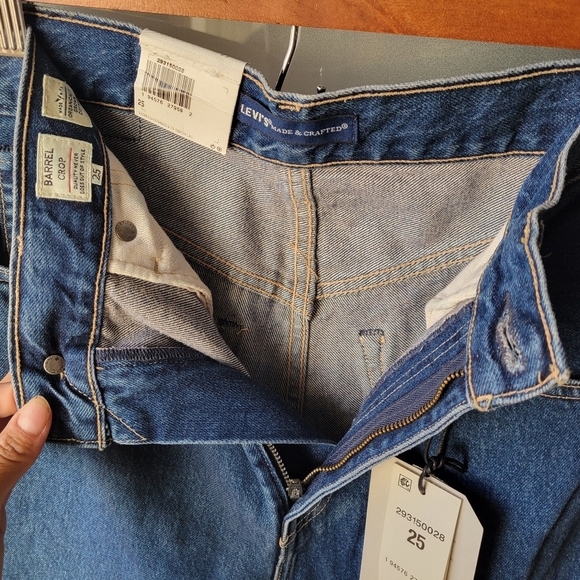 NEW LEVI'S Barrel Women's Jeans Sise 25 Medium Blue Slightly Curvy Shape - Picture 9 of 9